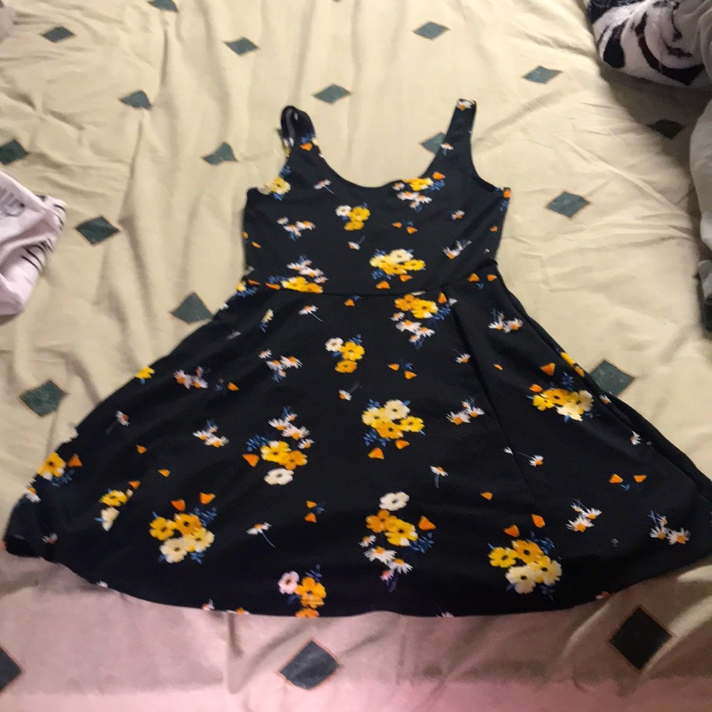 The fabric is comfy and soft it is a little stretchy but not too much.